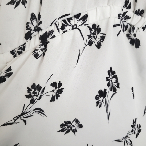 Torrid White & Black Floral Top Size 1 - Picture 4 of 5